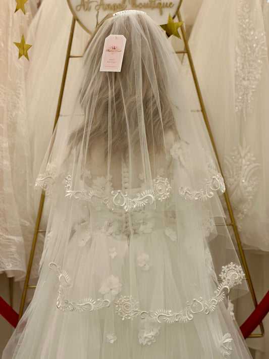 29" Veil with Lace Appliqué