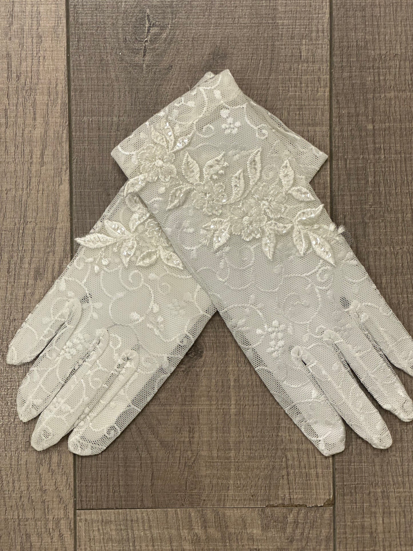 Lace Gloves with Appliqué