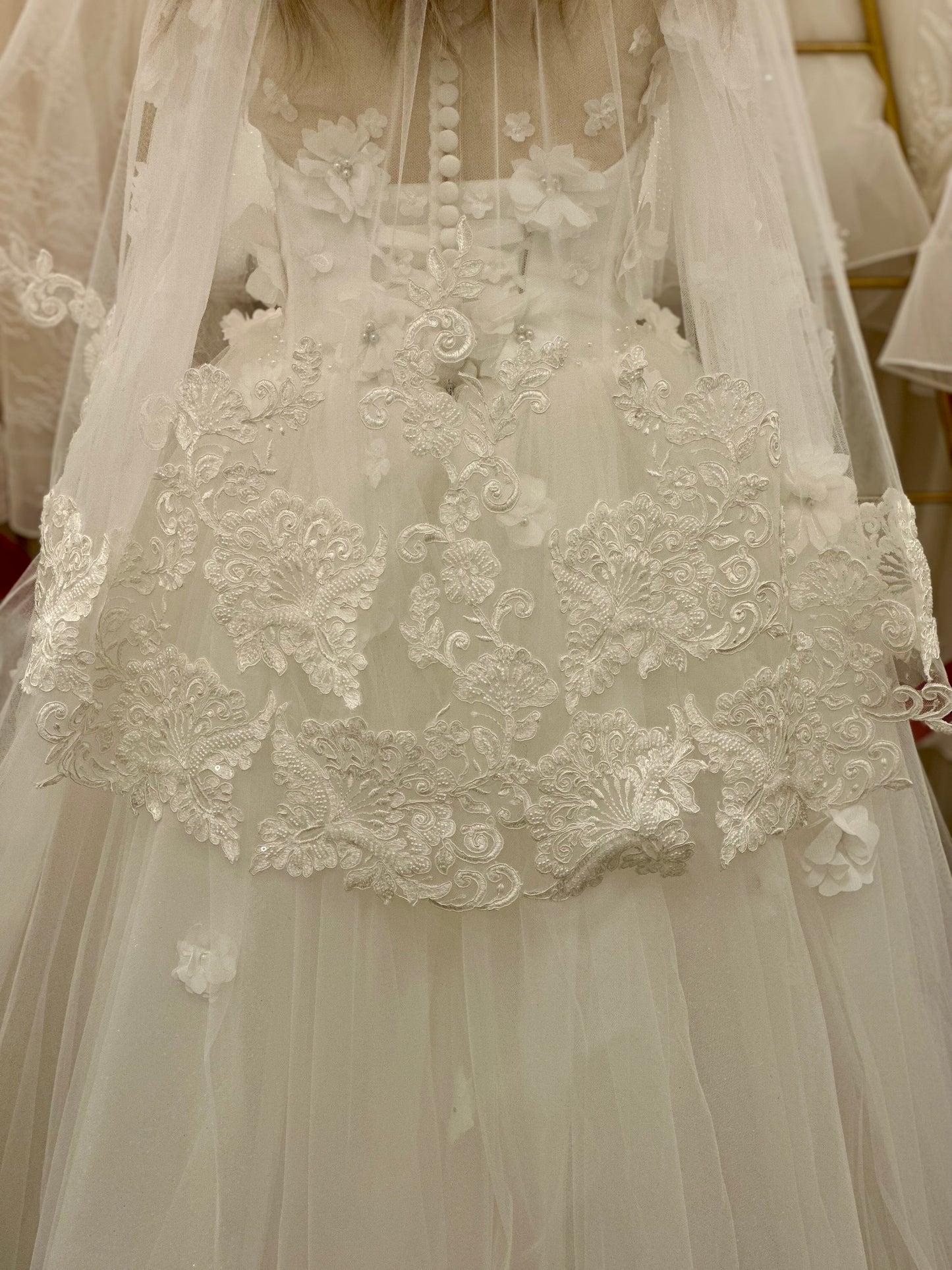 24" Veil with Lace Appliqué