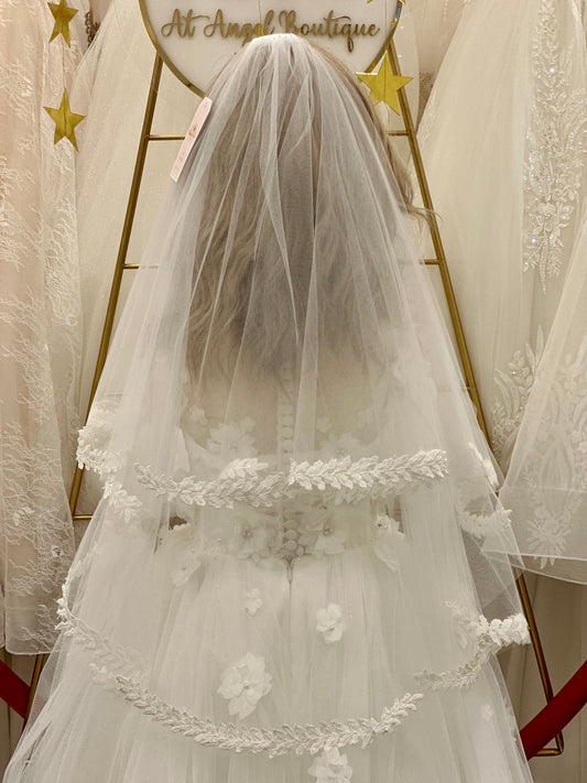 28" Veil with Floral Lace Trim