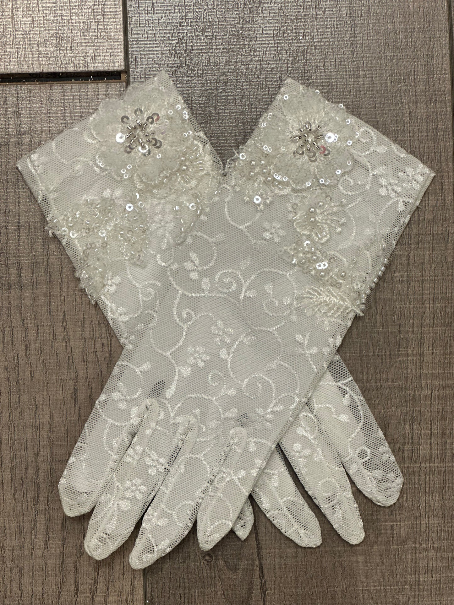 Lace Gloves with Appliqué