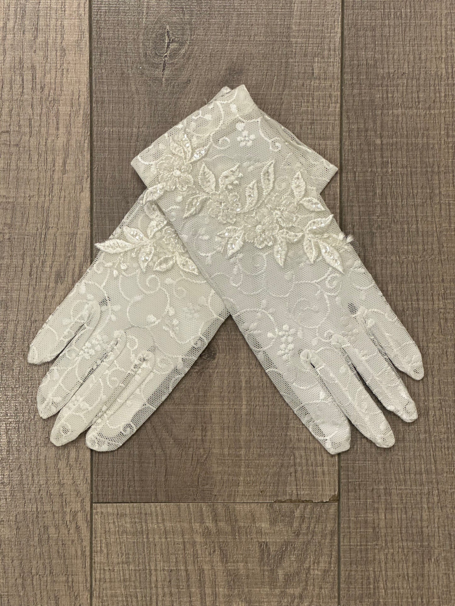 Lace Gloves with Appliqué